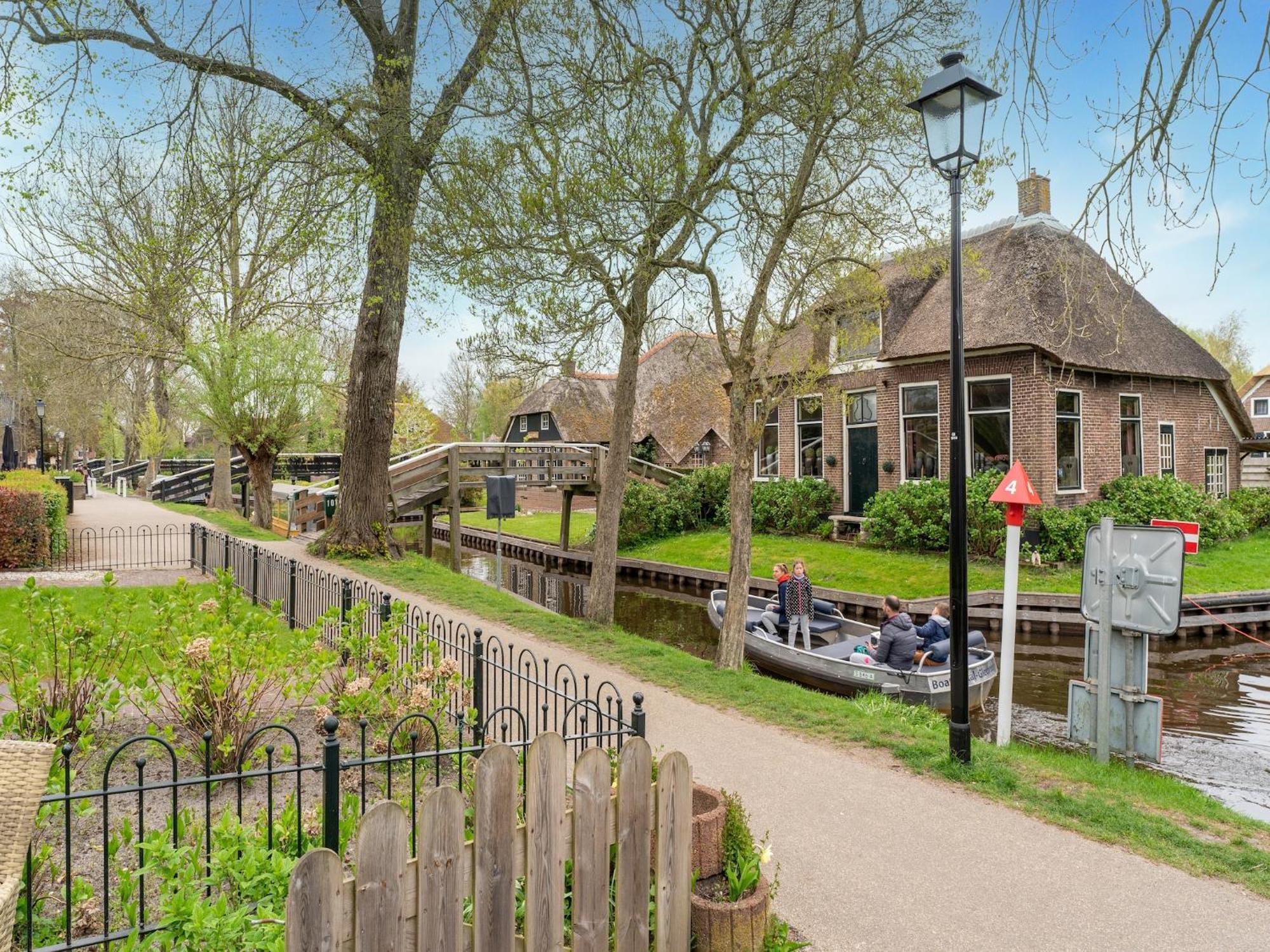 Lodge In Giethoorn With Breakfast Экстерьер фото